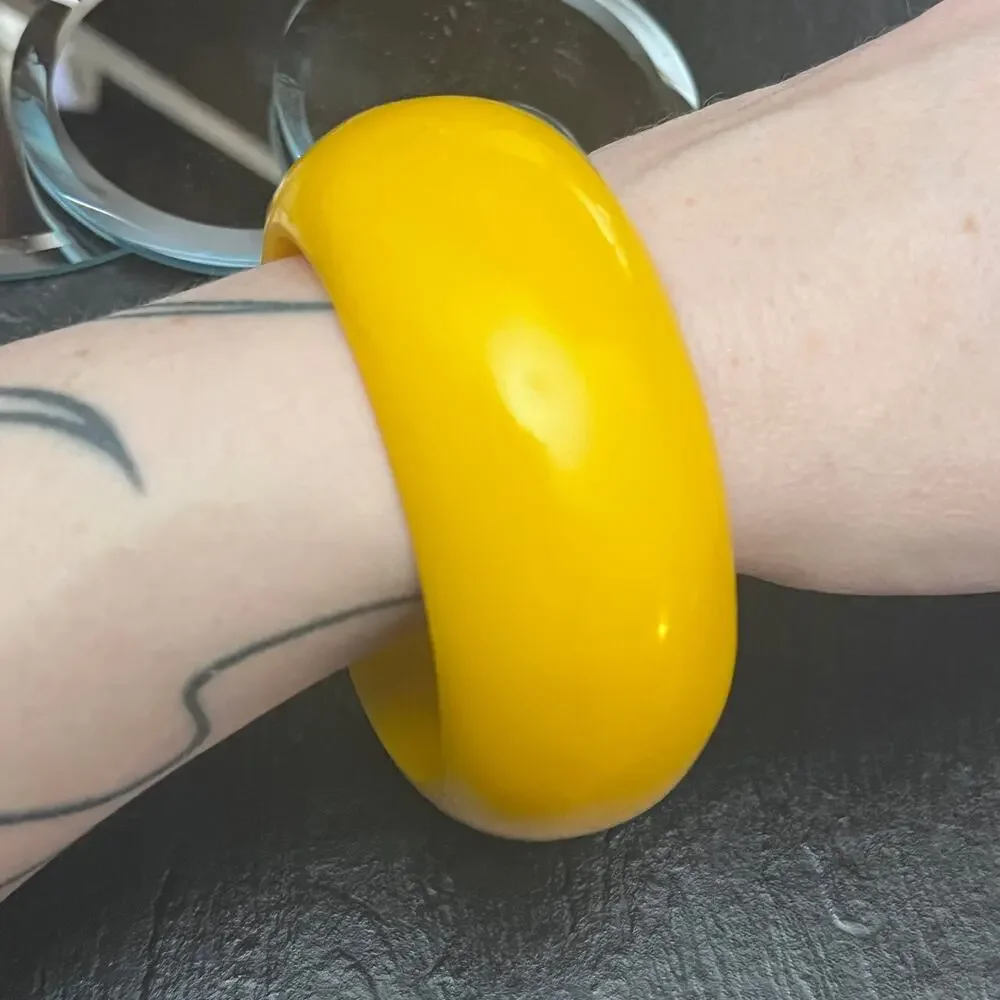 Vintage chunky butterscotch yellow genuine Bakelite bangle bracelet